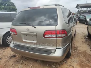 Toyota Sienna 2000 Silver