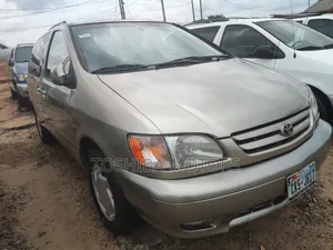 Toyota Sienna 2000 Silver