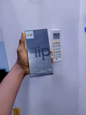 New Samsung Galaxy Z Flip4 256 GB Gold