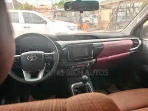 Toyota Hilux 2019 White