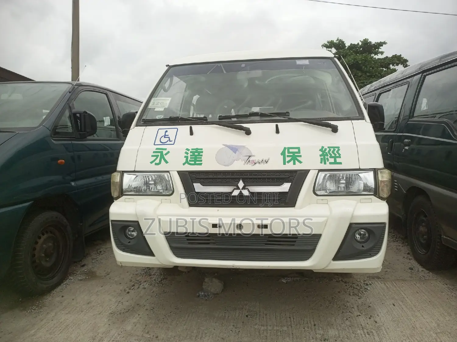 Mitsubishi Delica 2012 White