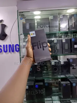 New Samsung Galaxy Z Flip4 128 GB Gold