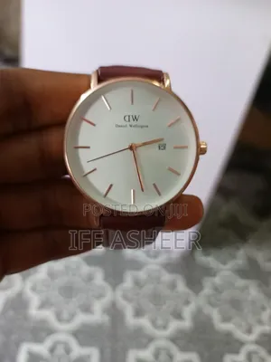 Daniel Wellington Men's Leather Wristwatch 01