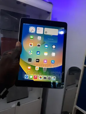Apple iPad 5 (2022) 32 GB Gray