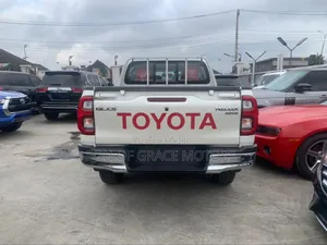 Toyota Hilux 2023 White