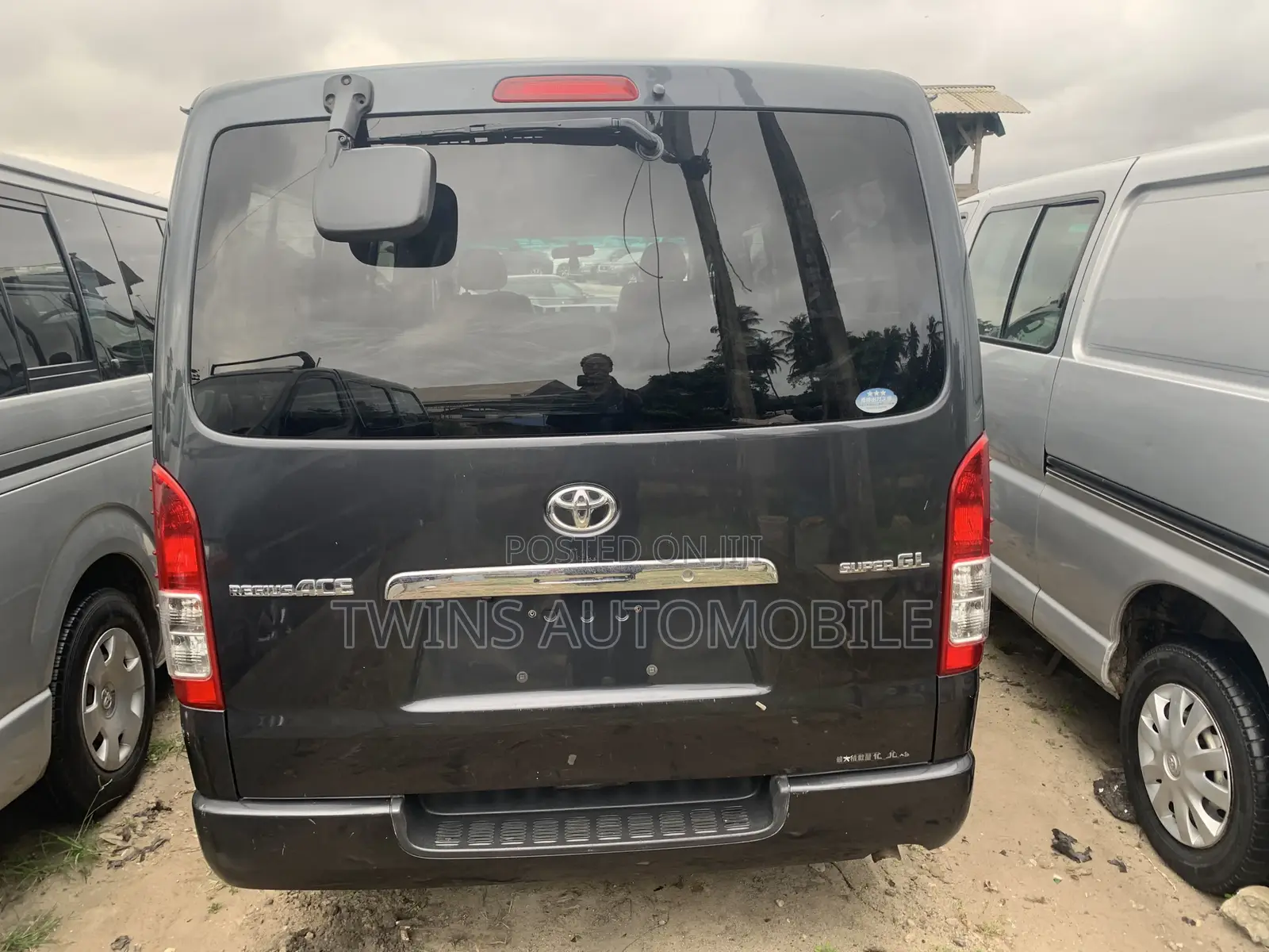 Toyota HiAce 2013 Black