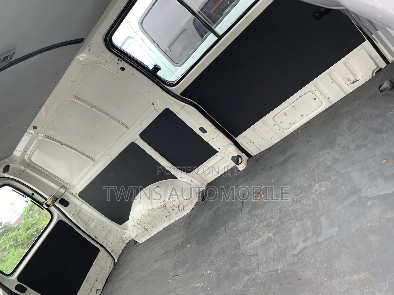 Toyota HiAce 2006 White