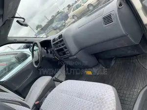 Toyota HiAce 2006 White