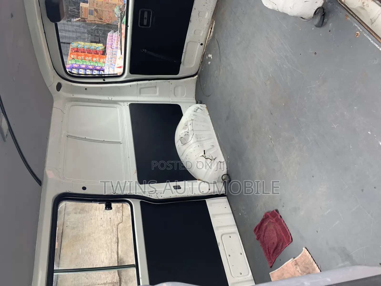 Toyota HiAce 2005 White
