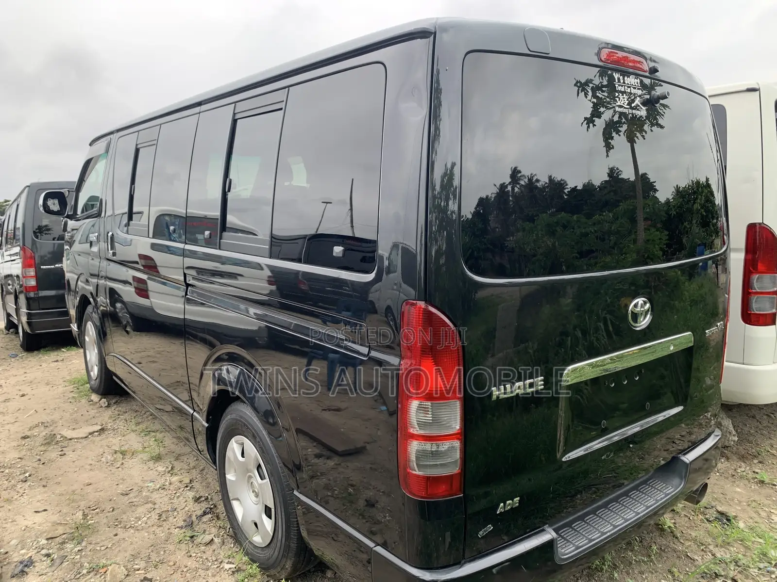 Toyota HiAce 2013 Black
