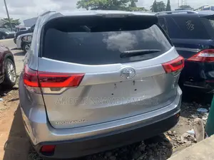 Toyota Highlander XLE 4x4 V6 (3.5L 6cyl 8A) 2018 Gray