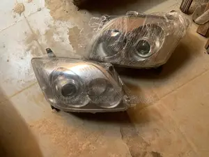 Headlamp Avensis 2003