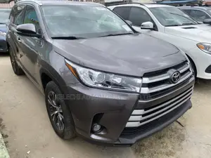 Toyota Highlander XLE 4x4 V6 (3.5L 6cyl 8A) 2017 Gray