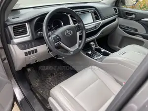Toyota Highlander XLE 4x4 V6 (3.5L 6cyl 8A) 2017 Gray