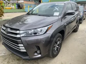 Toyota Highlander XLE 4x4 V6 (3.5L 6cyl 8A) 2017 Gray