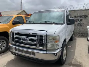 Ford E-350 Super Duty Van 2010 White