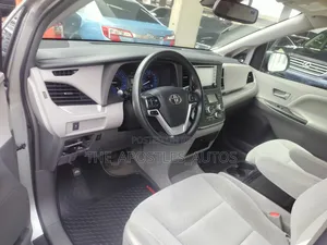 Toyota Sienna LE AWD (3.5L 6cyl 8A) 2018 Silver