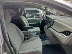 Toyota Sienna LE AWD (3.5L 6cyl 8A) 2018 Silver