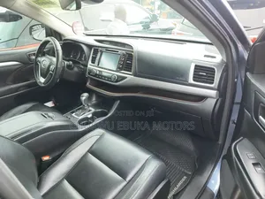 Toyota Highlander XLE 4x4 V6 (3.5L 6cyl 8A) 2018 Blue