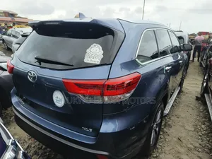 Toyota Highlander XLE 4x4 V6 (3.5L 6cyl 8A) 2018 Blue