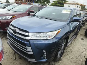 Toyota Highlander XLE 4x4 V6 (3.5L 6cyl 8A) 2018 Blue