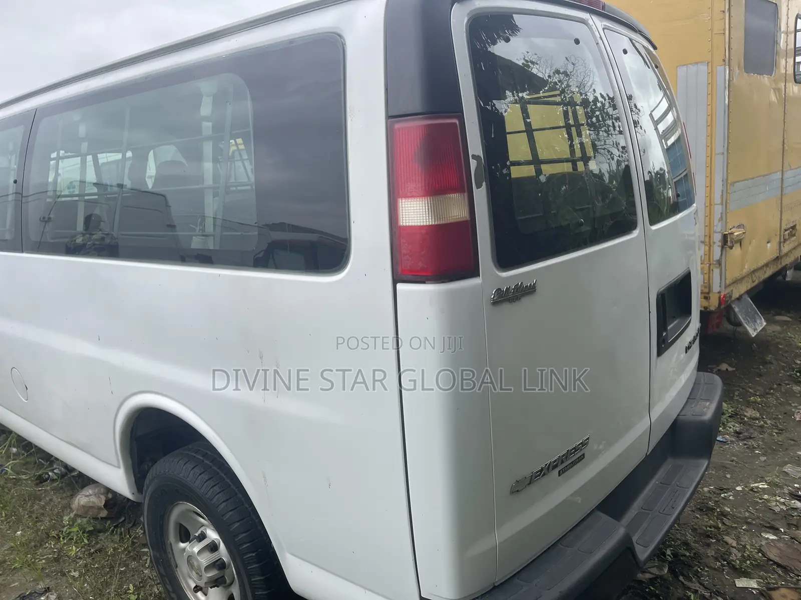 Chevrolet Shcool Bus 2007 White
