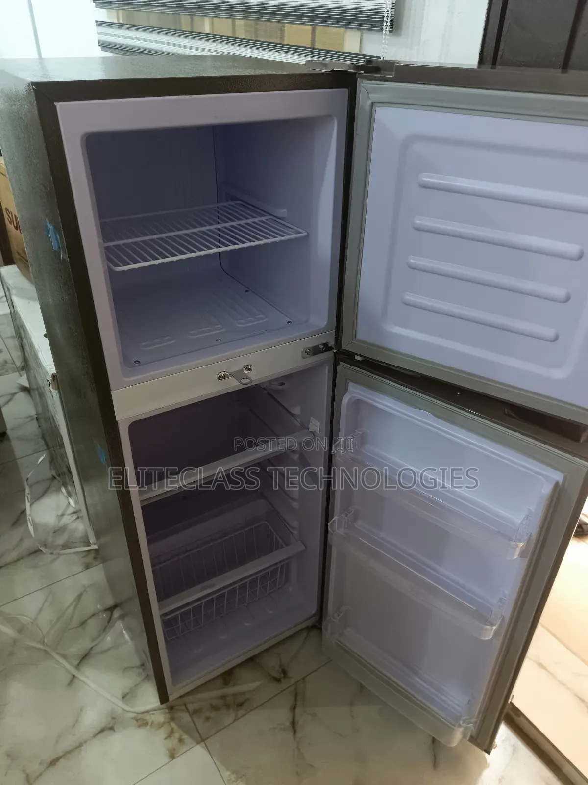 User-Friendly LG GC-260 Refrigerator