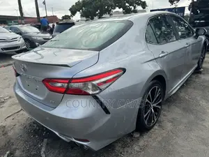 Toyota Camry SE (2.5L 4cyl 8A) 2019 Silver