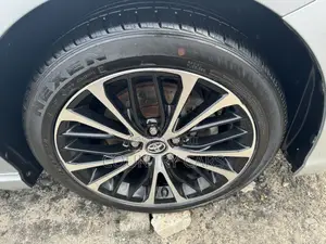 Toyota Camry SE (2.5L 4cyl 8A) 2019 Silver