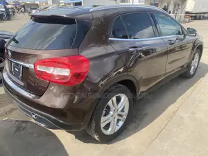 Mercedes-Benz GLA 250 2017 Brown