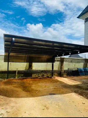 Two Cars, Enclosure