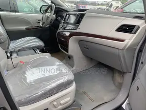 Toyota Sienna 2014 Silver