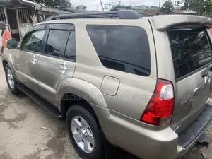 Toyota 4-Runner SR5 2008 Gold