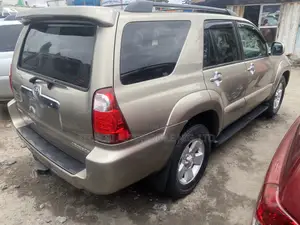Toyota 4-Runner SR5 2008 Gold