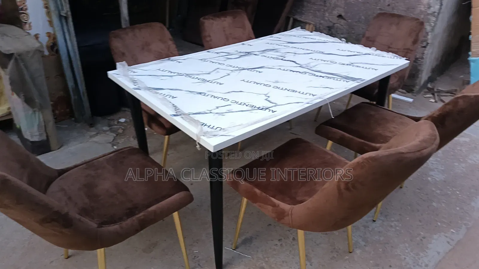 Unique Classique Dinning