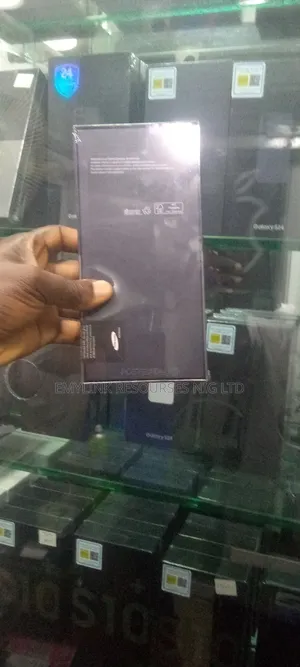 New Samsung Galaxy Z Flip4 512 GB Gold