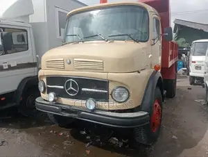 Mercedes 911 Tipper Truck