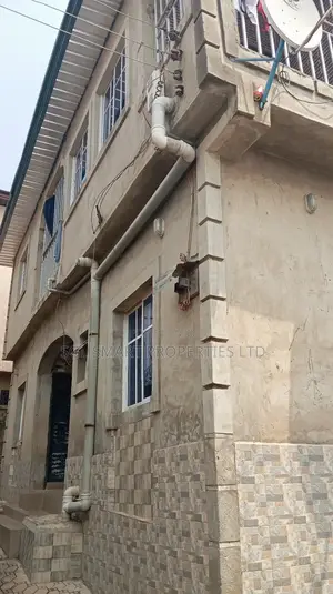 3bdrm Apartment in Amenyi Awka for sale