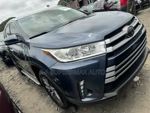 Toyota Highlander XLE 4x4 V6 (3.5L 6cyl 8A) 2017 Blue