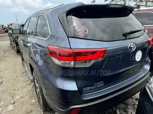 Toyota Highlander XLE 4x4 V6 (3.5L 6cyl 8A) 2017 Blue