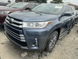 Toyota Highlander XLE 4x4 V6 (3.5L 6cyl 8A) 2017 Blue