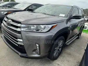 Toyota Highlander XLE 4x4 V6 (3.5L 6cyl 8A) 2017 Gray