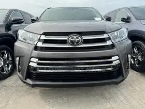 Toyota Highlander XLE 4x4 V6 (3.5L 6cyl 8A) 2017 Gray