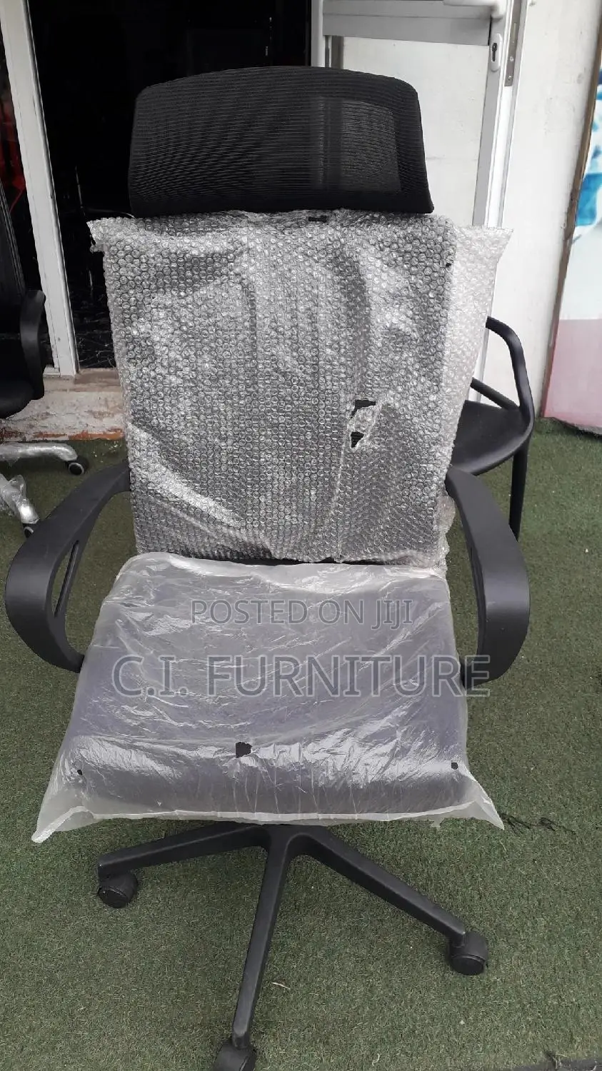 Quality Office Chair With Head Rest and Back Support