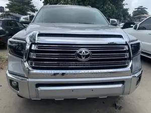 Toyota Sequoia Platinum 4dr SUV 4WD (5.7L 8cyl 6A) 2015 Silver