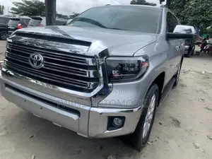 Toyota Sequoia Platinum 4dr SUV 4WD (5.7L 8cyl 6A) 2015 Silver