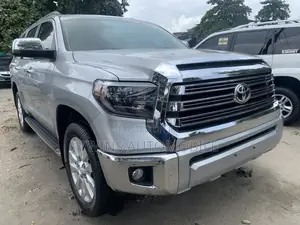 Toyota Sequoia Platinum 4dr SUV 4WD (5.7L 8cyl 6A) 2015 Silver