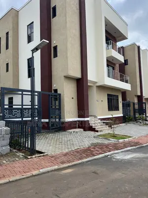 6bdrm Duplex in Brentmews Estates for sale