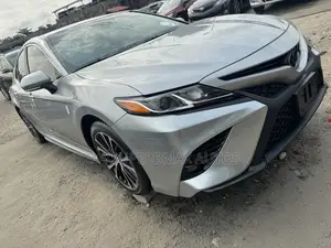 Toyota Camry SE (2.5L 4cyl 8A) 2019 Silver