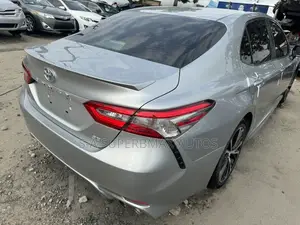Toyota Camry SE (2.5L 4cyl 8A) 2019 Silver